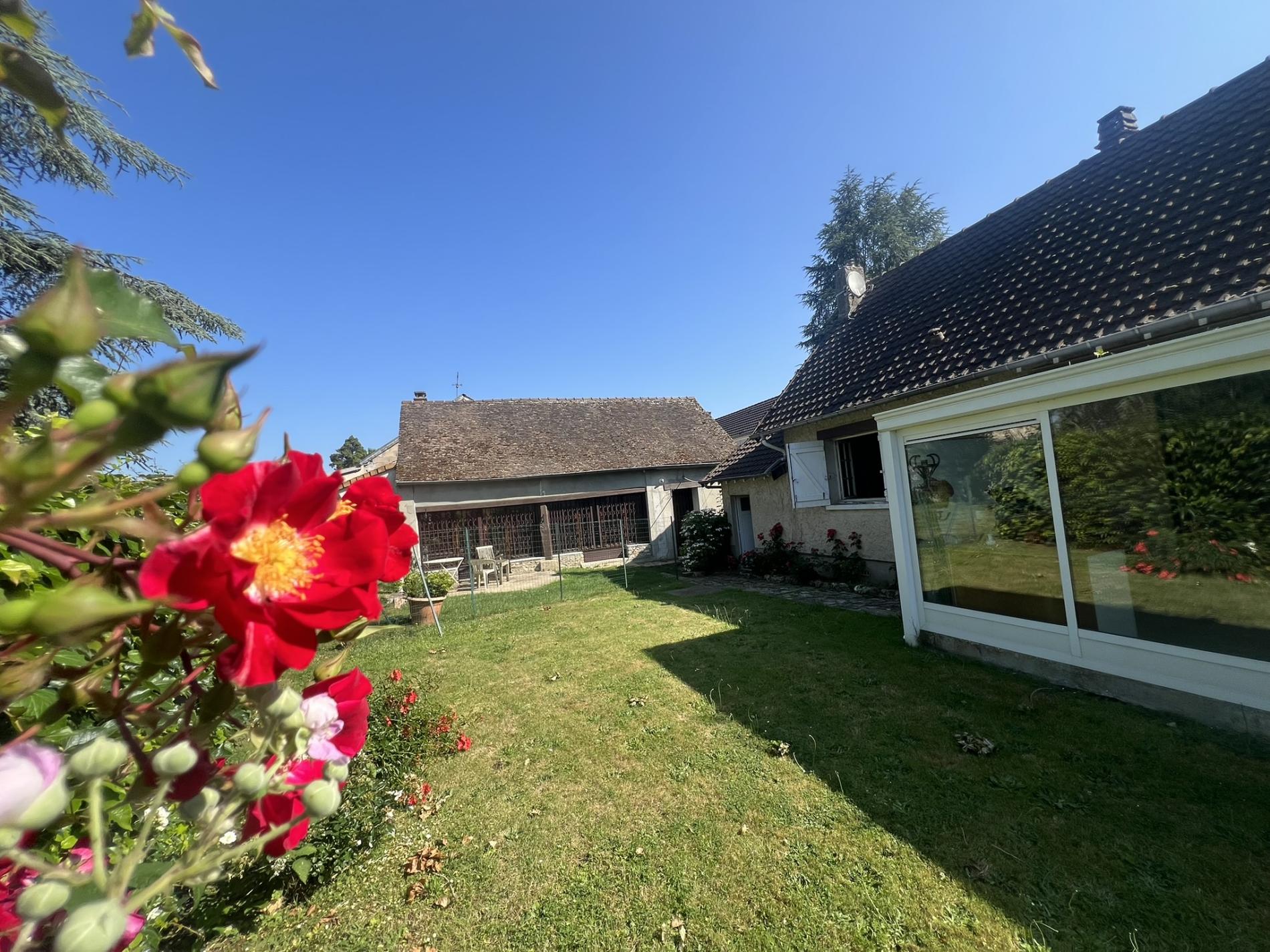 EXCLUSIVITE. ENSEMBLE DE 2 MAISONS. ORGERUS TOUT A PIED SUR 671 M2