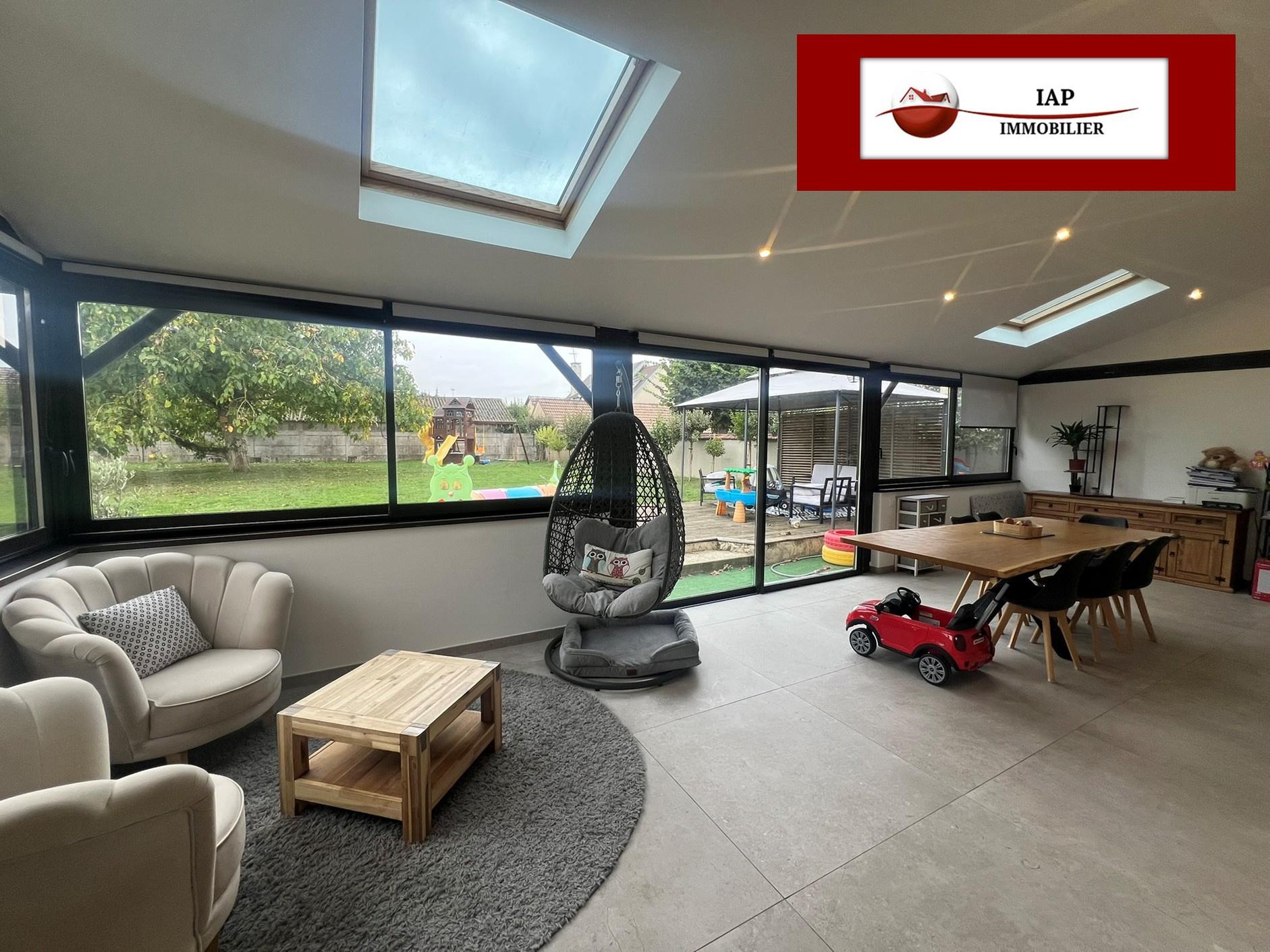 IDEALEMENT SITUEE AU CENTRE DU VILLAGE / AU CALME