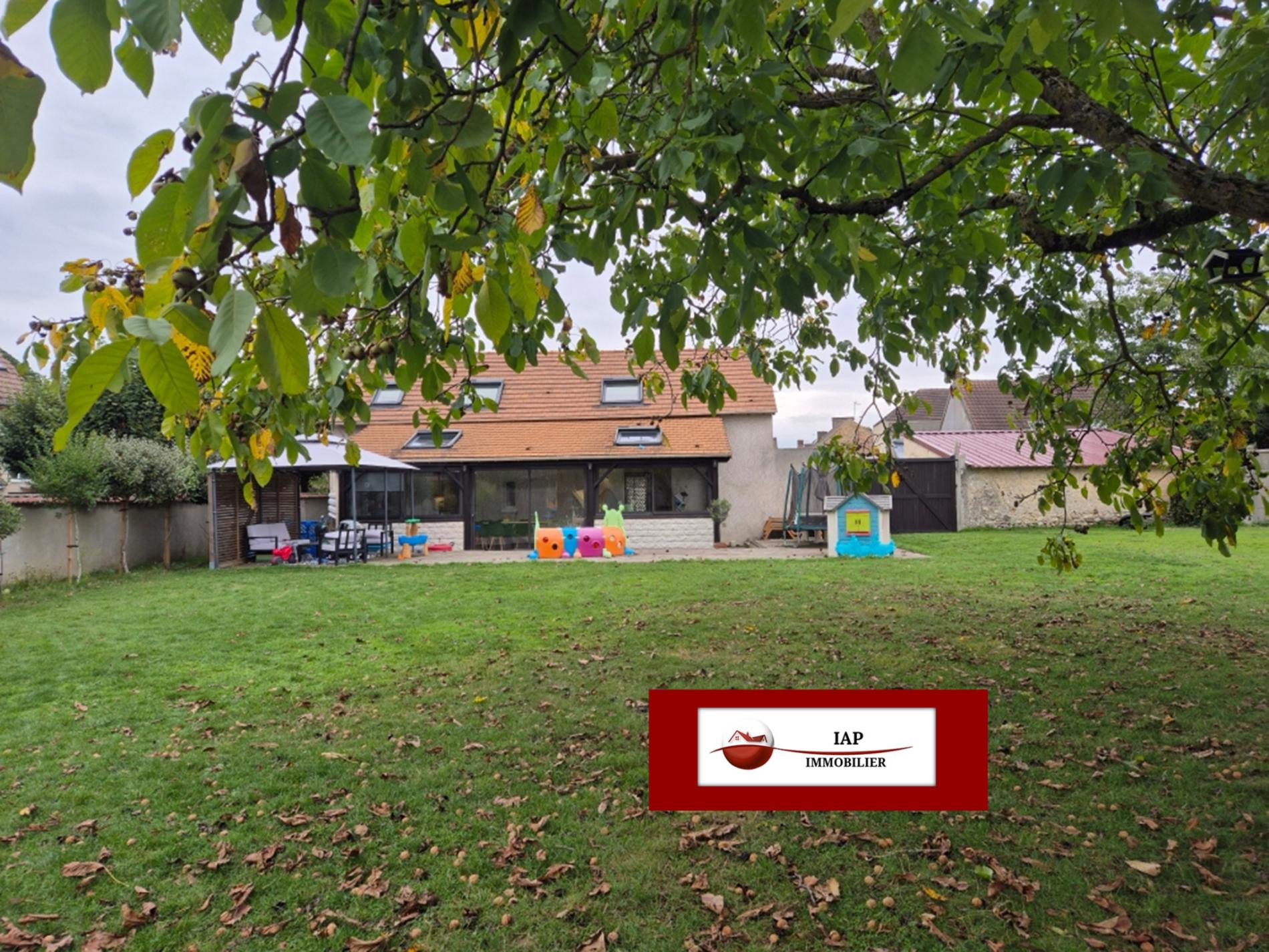 IDEALEMENT SITUEE AU CENTRE DU VILLAGE / AU CALME