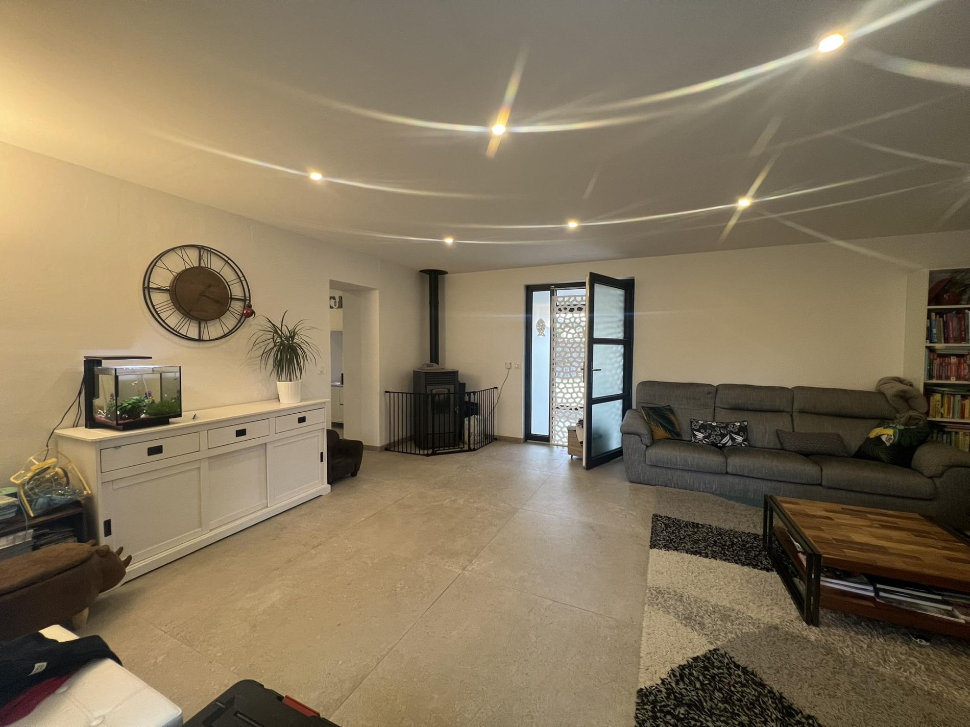 IDEALEMENT SITUEE AU CENTRE DU VILLAGE / AU CALME