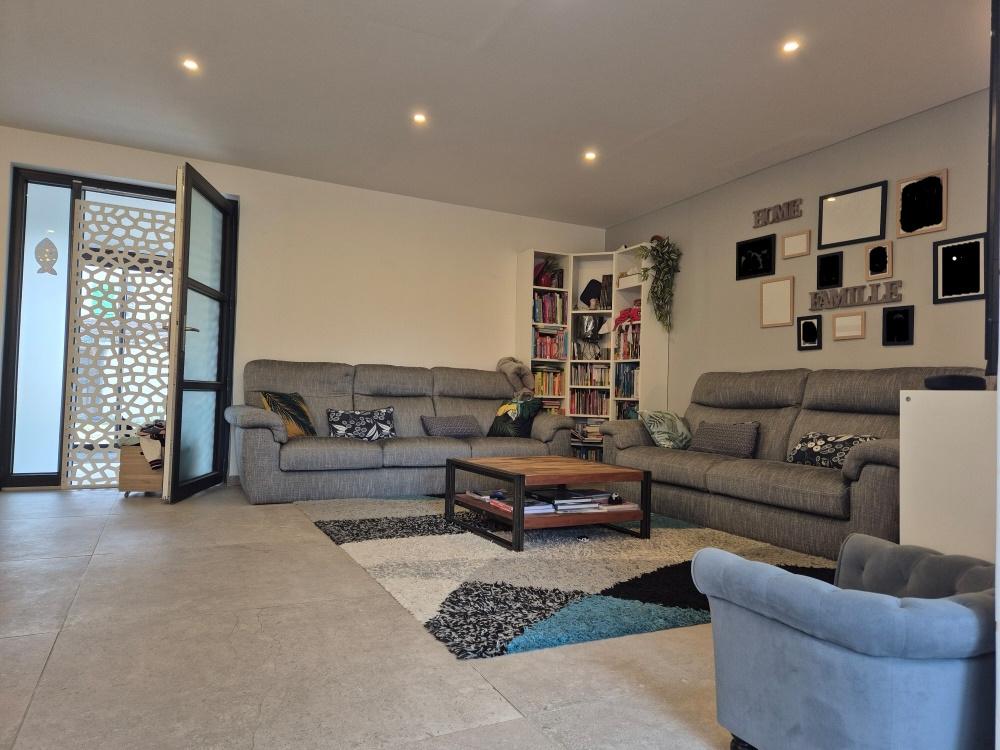 IDEALEMENT SITUEE AU CENTRE DU VILLAGE / AU CALME