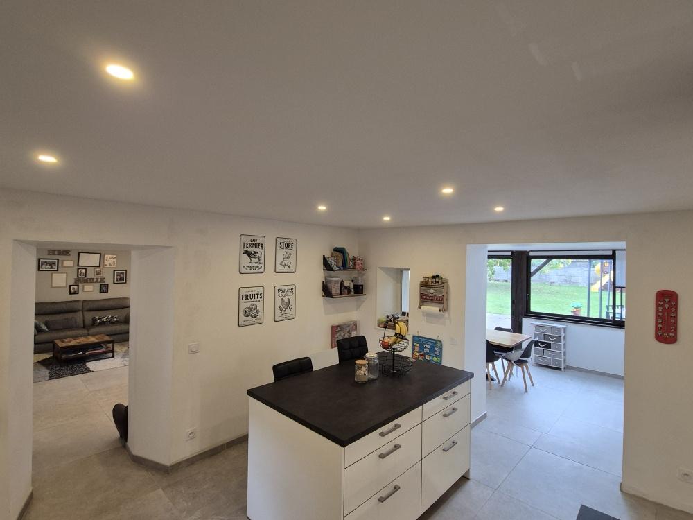 IDEALEMENT SITUEE AU CENTRE DU VILLAGE / AU CALME