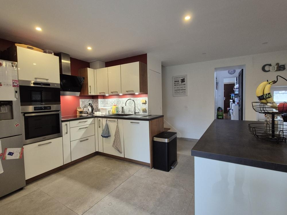 IDEALEMENT SITUEE AU CENTRE DU VILLAGE / AU CALME