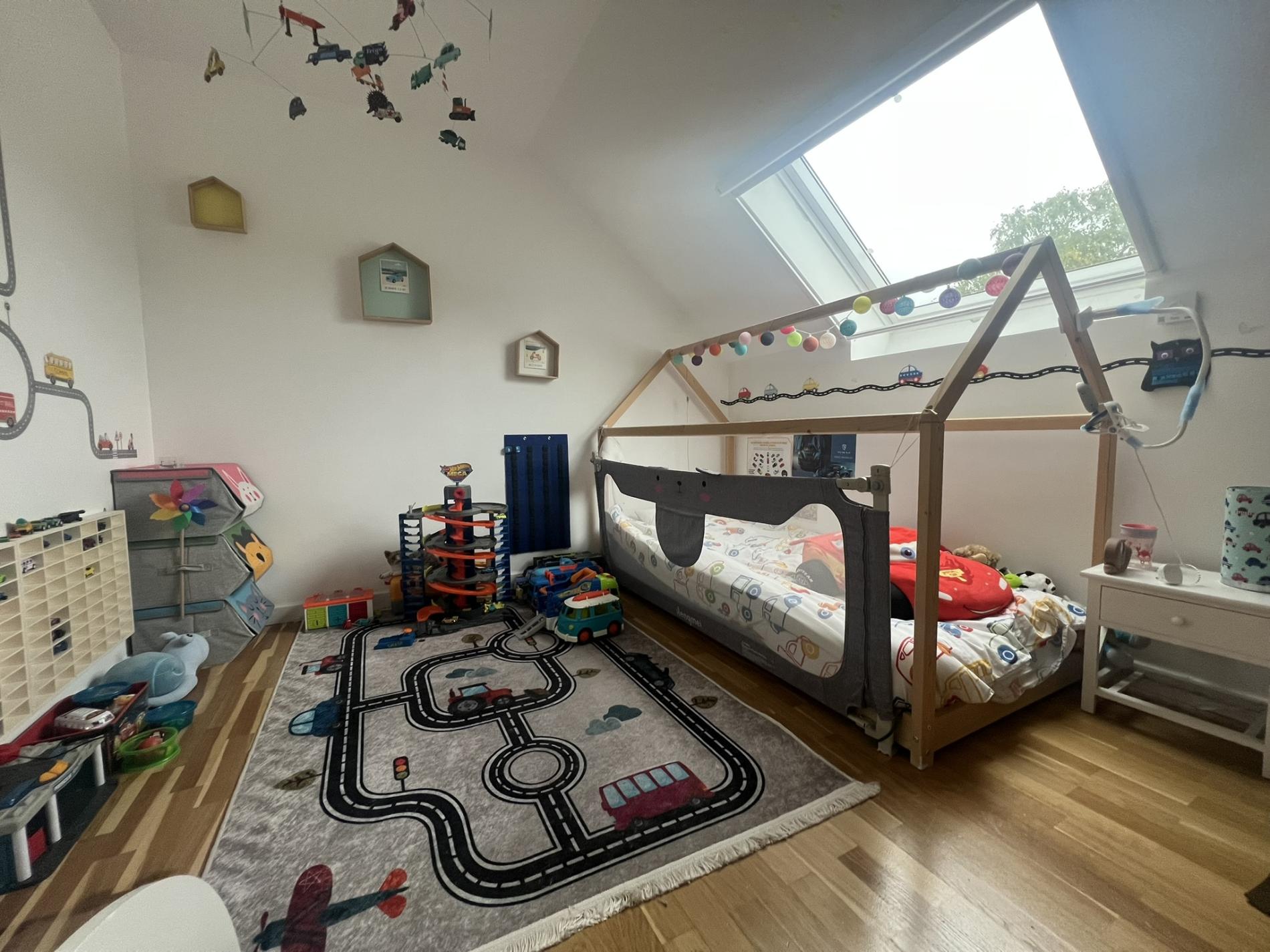 IDEALEMENT SITUEE AU CENTRE DU VILLAGE / AU CALME