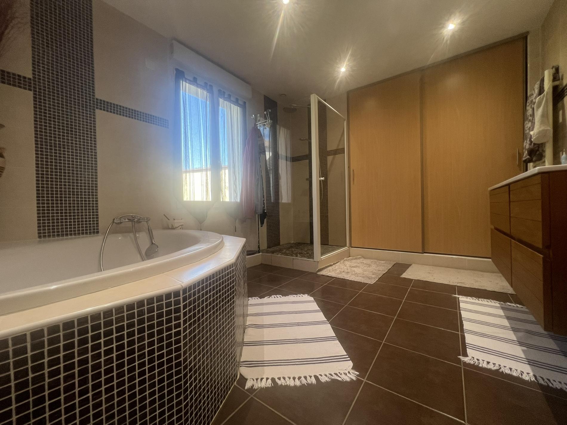 MAISON FAMILIALE SPACIEUSE ET LUMINEUSE
