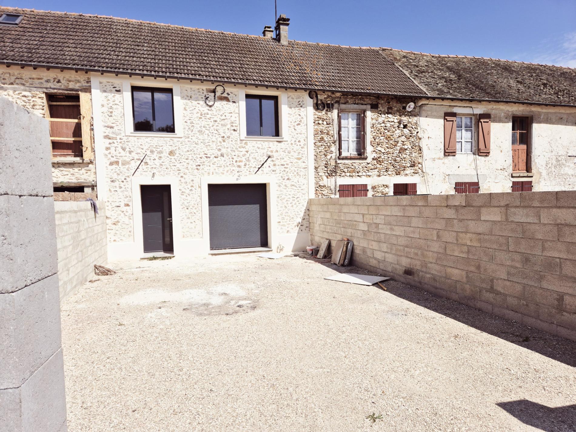 A 2 Kms d'ORGERUS MAISON à RENOVER ISSUE DE LA DIVISION D'UN CORPS DE FERME