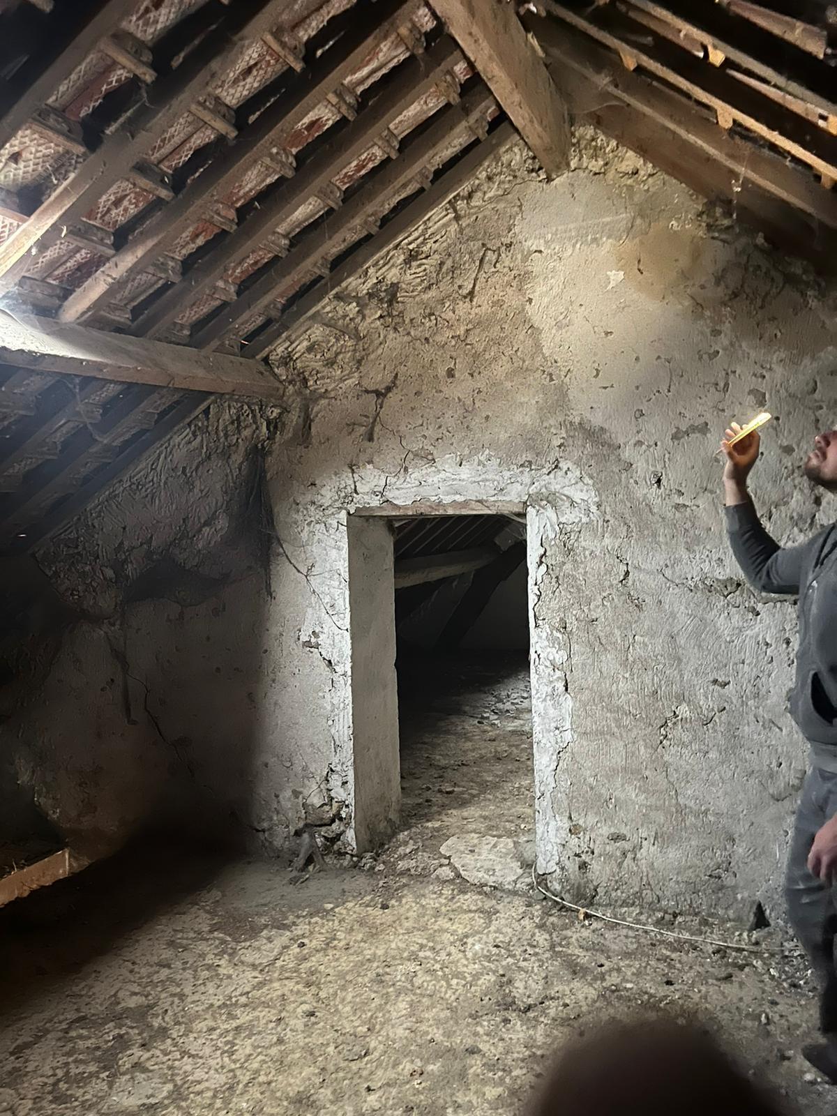 A 2 Kms d'ORGERUS MAISON à RENOVER ISSUE DE LA DIVISION D'UN CORPS DE FERME