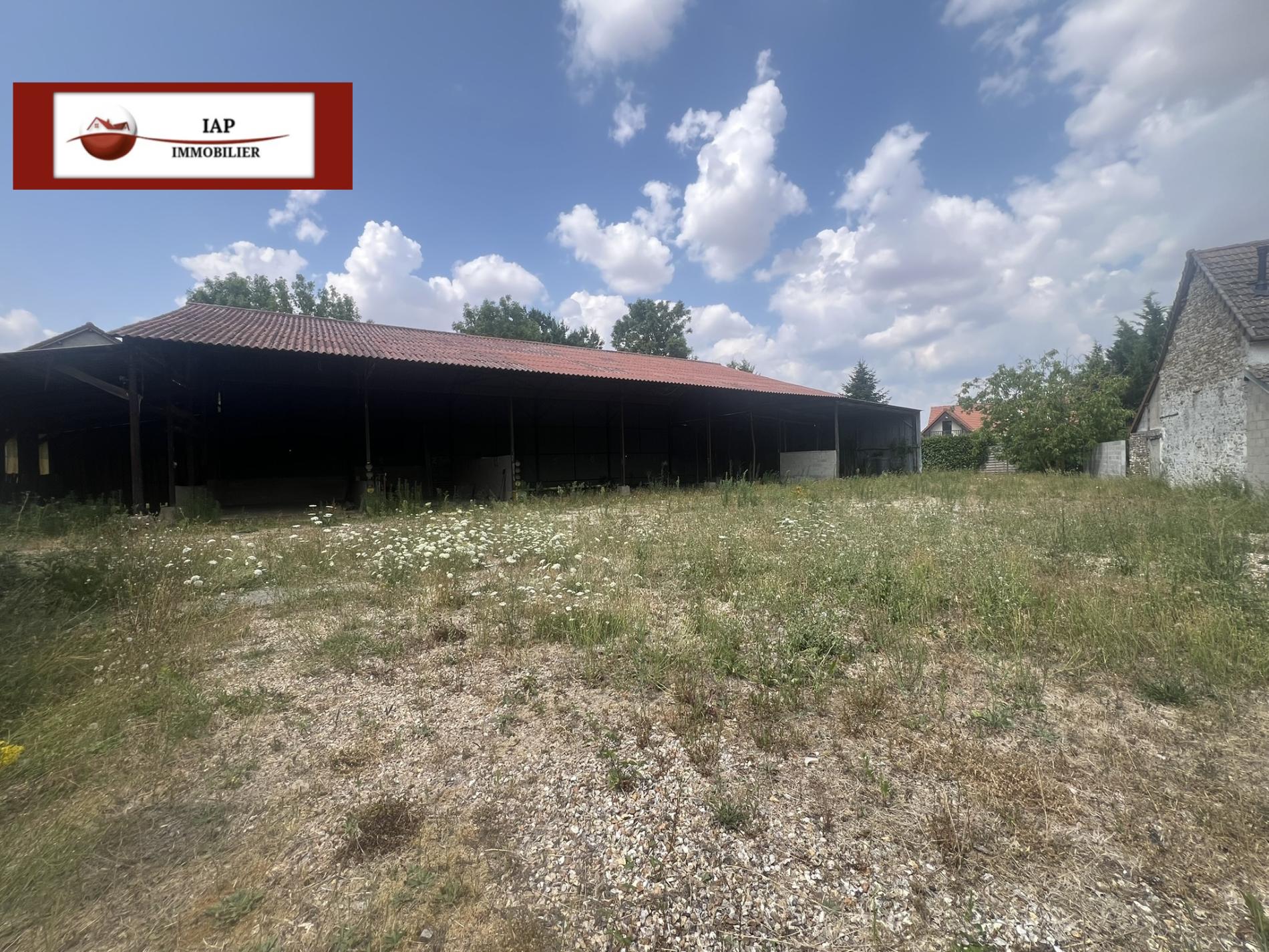 Terrain constructible avec hangar à Longnes